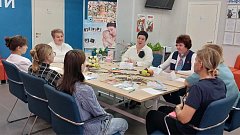 Будущих мам поздравили с праздником