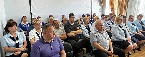 В с. Воскресенское депутат облдумы Антонина Алексеевна Галяшкина встретилась с коллективом и представителями родительского комитета школы, а также работниками  центра социального обслуживания населения