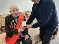 Удостоверение, нагрудный знак и красная лента вручены Почетному гражданину Воскресенского района