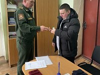 Семье погибшего в зоне СВО бойца передали орден Мужества