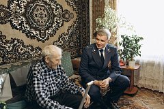 В преддверии Дня Победы в Великой Отечественной войне  прокурор Воскресенского района Алексей Васильев посетил труженика тыла Василия Ивановича Михайлова, жителя села Березняки