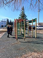 Безопасность превыше всего: координаторы проектов "Новая школа" и "Крепкая семья" проверили детские и спортивные площадки в Воскресенском районе