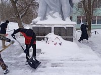 Школьники сёл Новая Алексеевка и Булгаковка также расчищали от снега памятники погибшим воинам-землякам